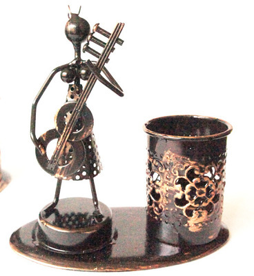 鐵藝新款 筆筒擺件 地?cái)偀豳u必備，融合美女古銅風(fēng)的金屬工藝品