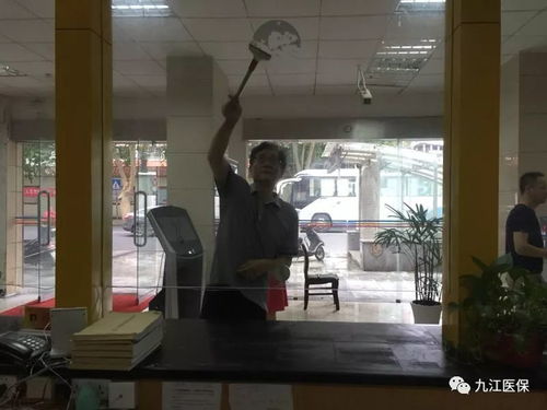 市醫(yī)保局開展服務大廳環(huán)境整治,助力 三城同創(chuàng) 工作